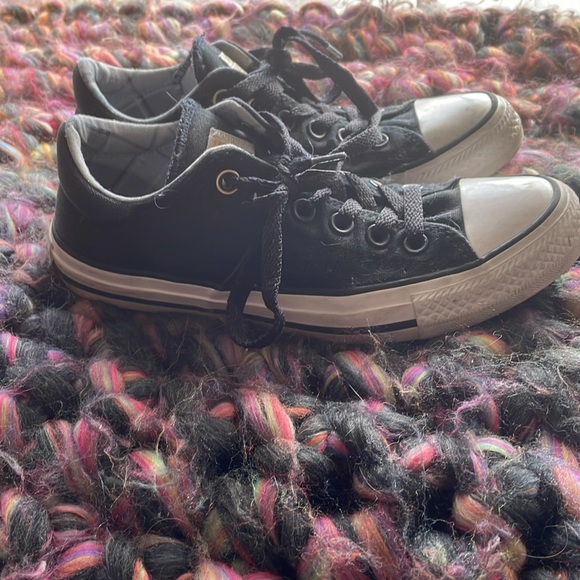 Low top black converse lightly loved size 7 women’s - Picture 2 of 3